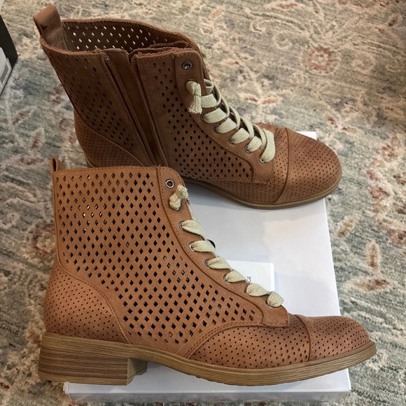 Women’s tan boots - Picture 2 of 3